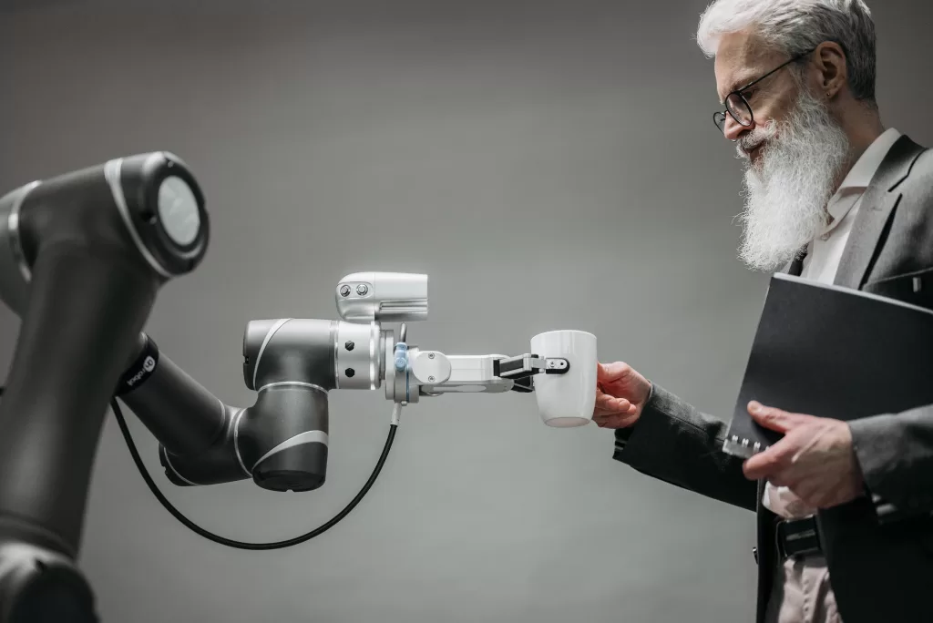 uomo e robot che collaborano
