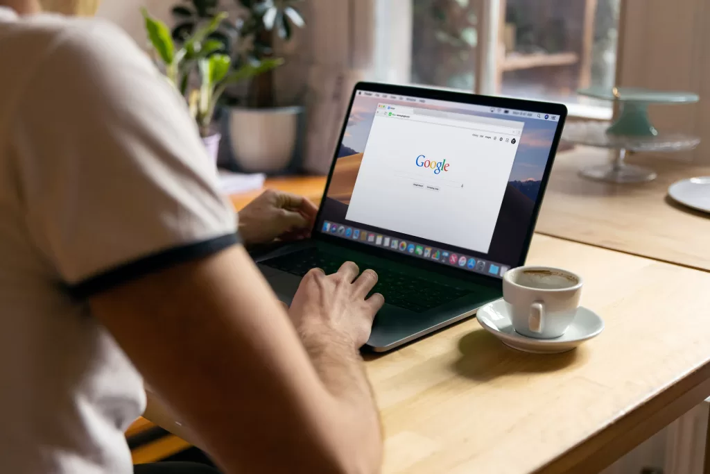 persona che ricerca su google yoast seo per principianti