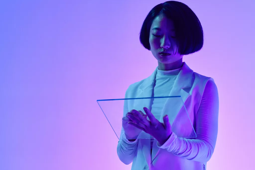 donna del futuro che usa tablet 
