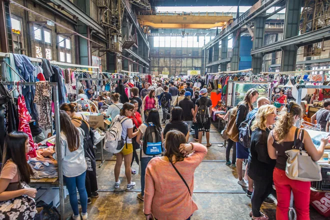 Persone che fanno shopping second hand in un flea market.