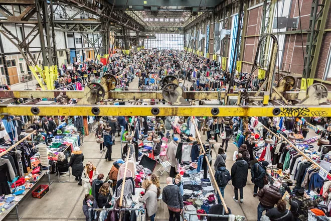 Foto del flea market IJ Hallen di Amsterdam visto dall'alto.