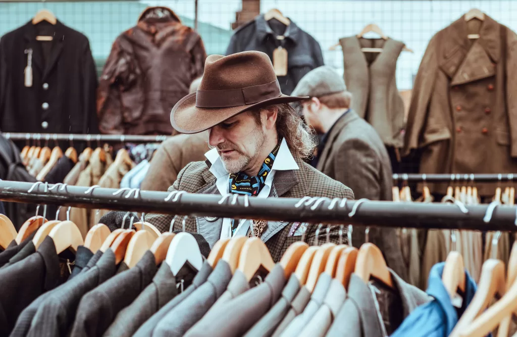 Uomo che acquista vestiti second hand