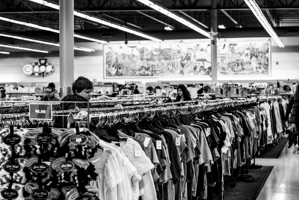 Ampio spazio di rivendita di vestiti second hand.